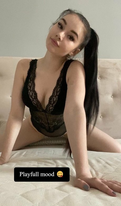 ariaphoenixfree beau modèle des photos