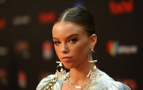 Milly Alcock modelo agradable fotos