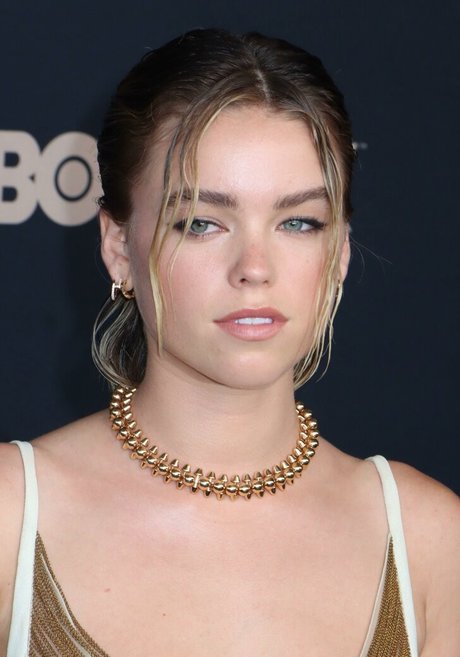 Milly Alcock actriz caliente galería