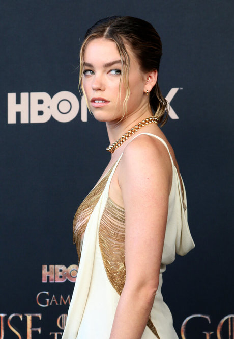 Milly Alcock modèle des photos