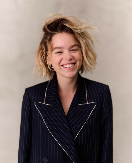 Milly Alcock modelo superior fotos