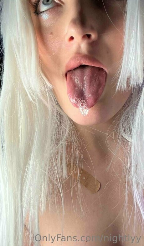 Nightlyy modelo xxx foto