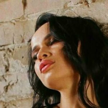 bustylola étoile nue img