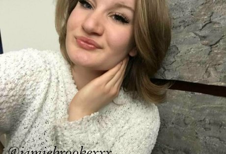 bustylola belle actrice photo