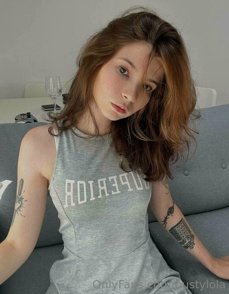 bustylola modelo adulto archivo