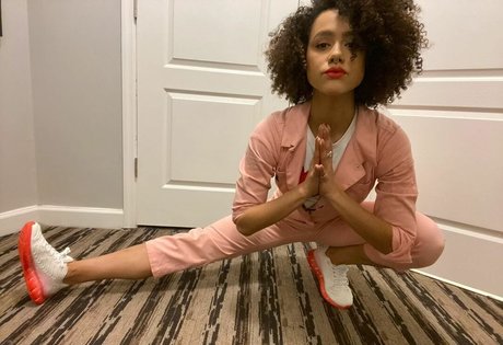 Nathalie Emmanuel estrella adulta fotos