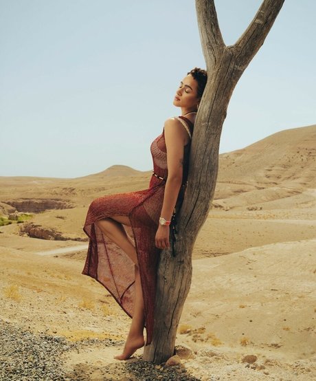 Nathalie Emmanuel modelo erótico imagen