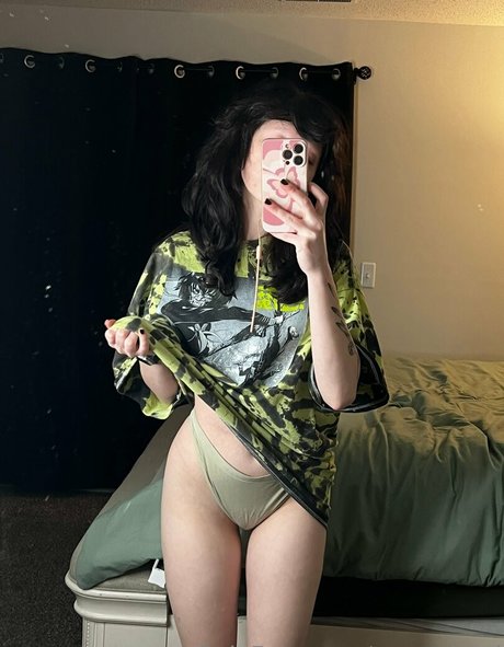 emundead pornographic actress photo