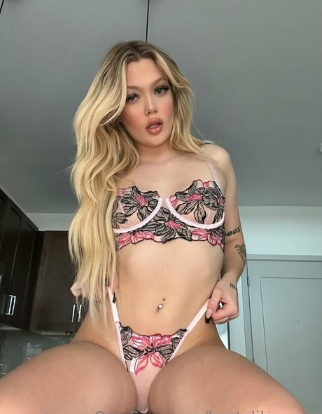 bustylilmegan bonita estrella porno foto