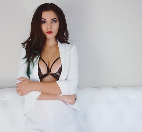 Fiona Bones modèle de haute qualité images