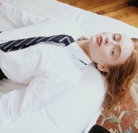 Sadie Sink estrella porno de arte fotos