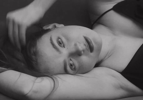 Sadie Sink étoile érotique des photos