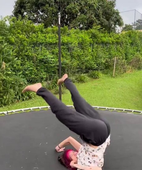 Julia K Barni actrice nue des photos