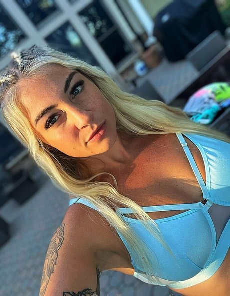 jennnayee model nude picture