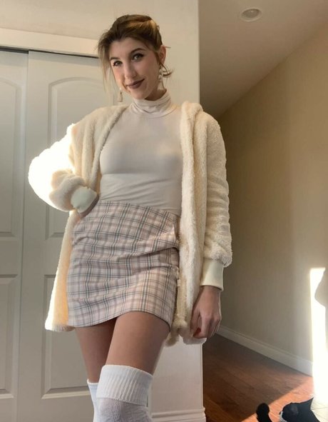 FrivolousFox ASMR model hd images