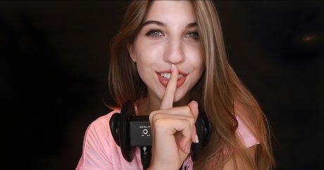 FrivolousFox ASMR star naked photos