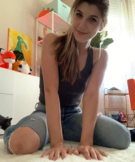 FrivolousFox ASMR high quality model pics