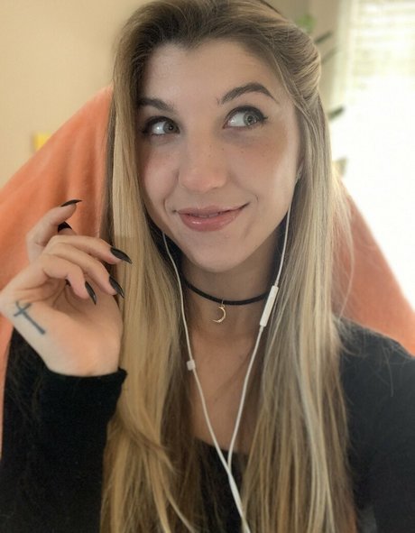 FrivolousFox ASMR model beautiful pictures