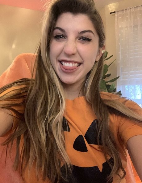 FrivolousFox ASMR xxx model pic