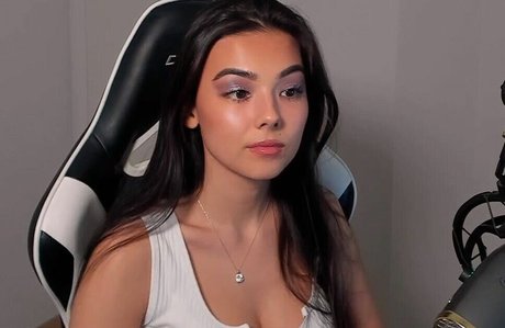 MichelleR pornographic star picture