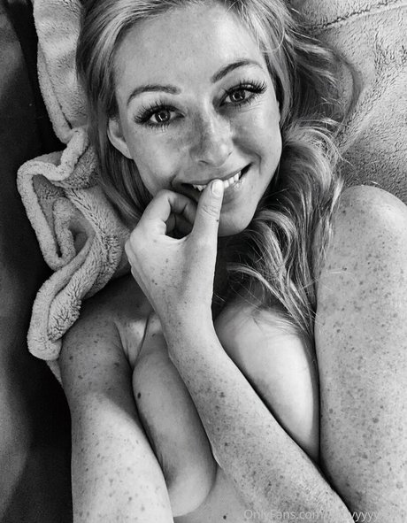 Abbyyyyyx0x0 naked star photos