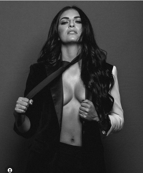 Sonya Deville pretty star image