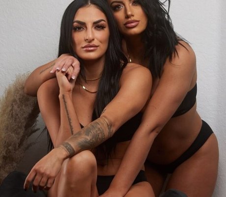 Sonya Deville modèle chaud des photos