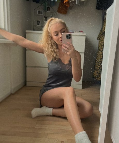 Mimi Lintrup pretty star pictures
