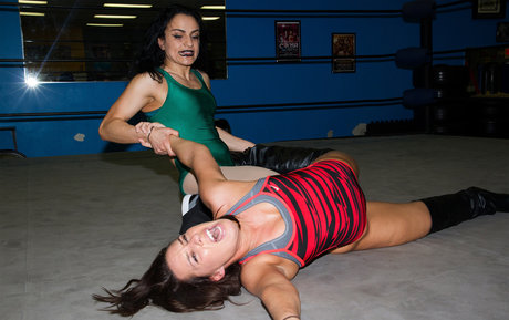 Thunder Rosa hd actress photos