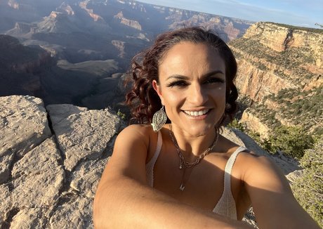 Thunder Rosa hot star images