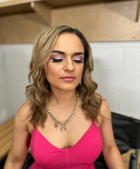 Thunder Rosa modèle gratuit des photos