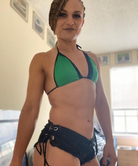 Thunder Rosa top model photo