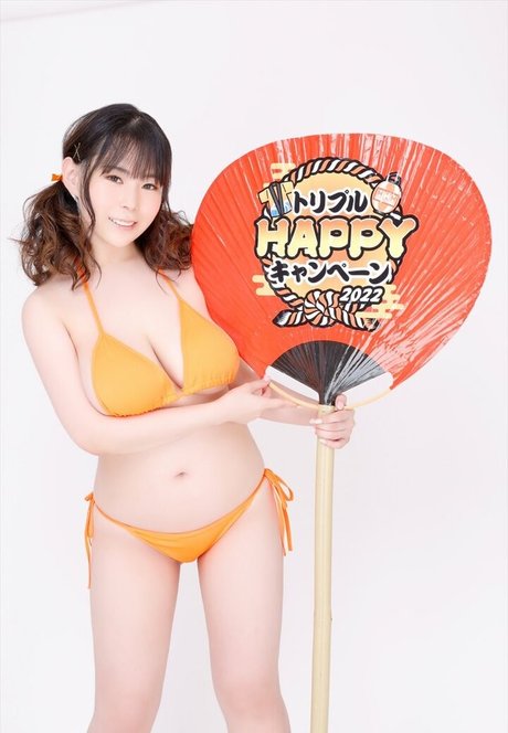 Yuria Yoshine actriz atractiva imágenes