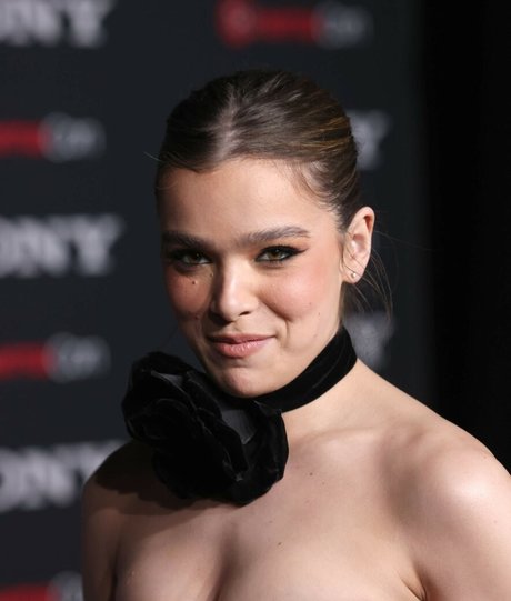 Hailee Steinfeld estrella porno bonita galería