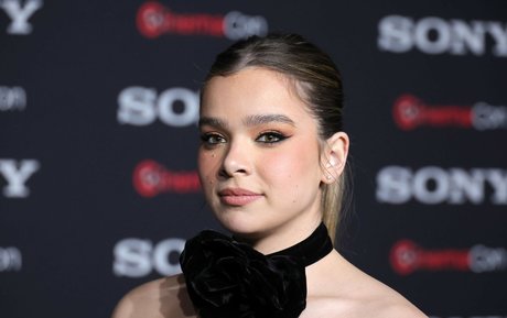 Hailee Steinfeld nus de stars du porno images