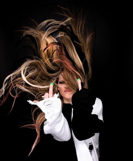 Avril Lavigne modelo adulto imágenes