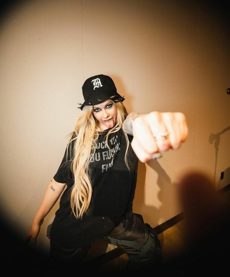 Avril Lavigne actrice pornographique galerie