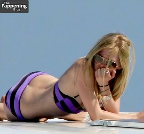 Avril Lavigne jolie star du porno images