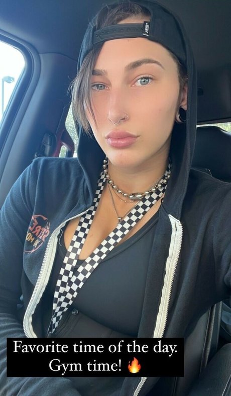 Rhea Ripley nus de stars du porno photo
