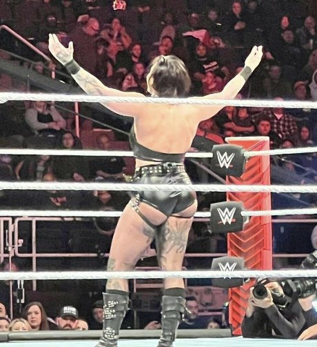 Rhea Ripley estrella porno perfecta galerías