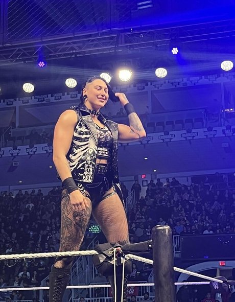 Rhea Ripley star du porno en haute qualité photos