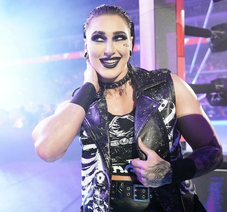 Rhea Ripley modèle nu photo