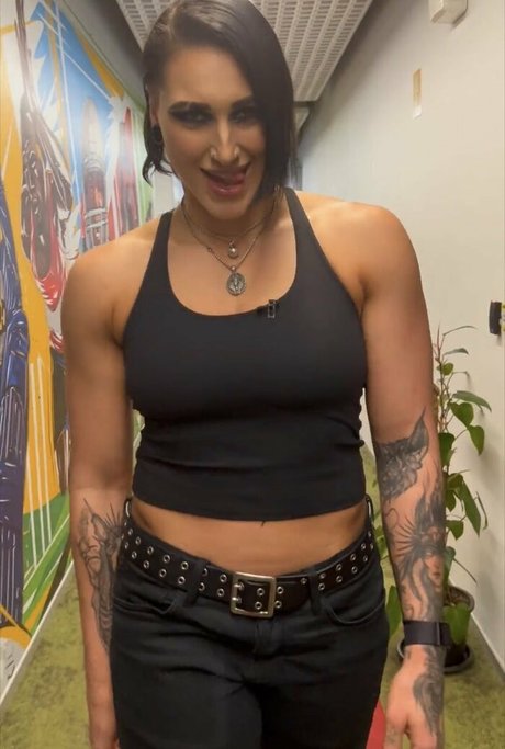 Rhea Ripley étoile érotique images