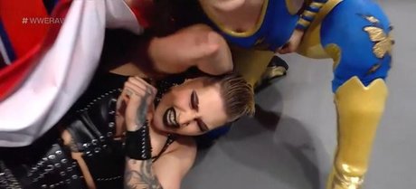 Rhea Ripley modelo hermosa foto