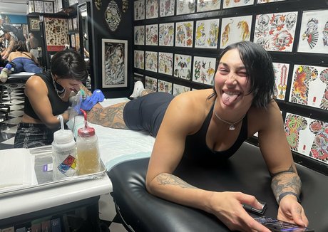 Rhea Ripley star du porno sympa photos