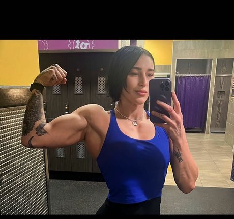 Rhea Ripley modèle de haute qualité galerie