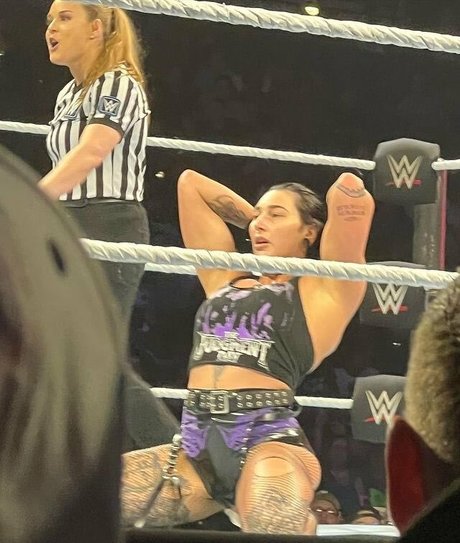 Rhea Ripley star du porno sexy archive