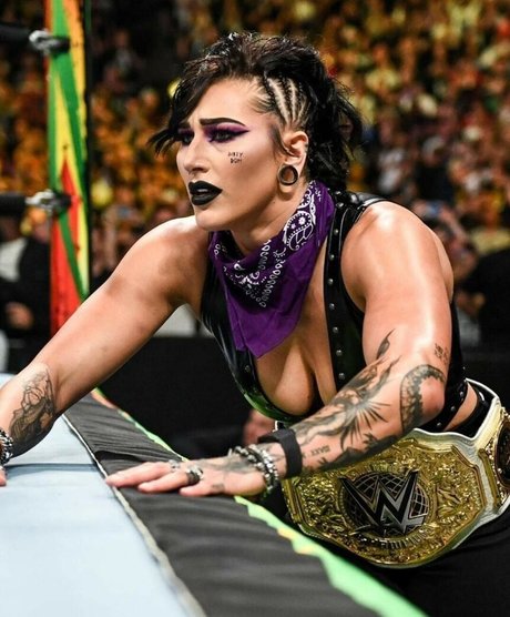 Rhea Ripley modèle de haute qualité images