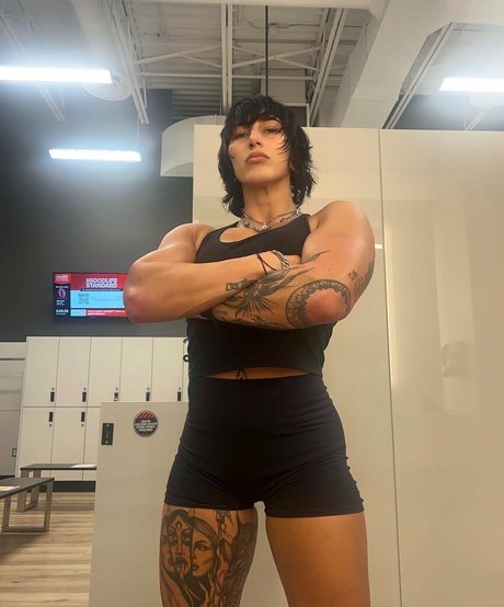 Rhea Ripley actriz atractiva archivo