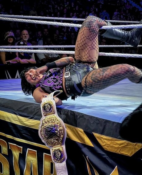 Rhea Ripley actrice pornographique collection